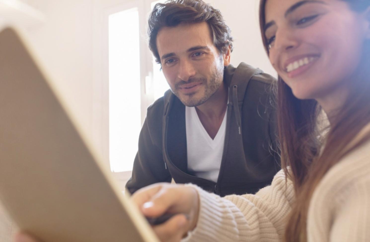 Teilnehmer arbeiten gemeinsam an Finanzplänen und tauschen Erfahrungen aus